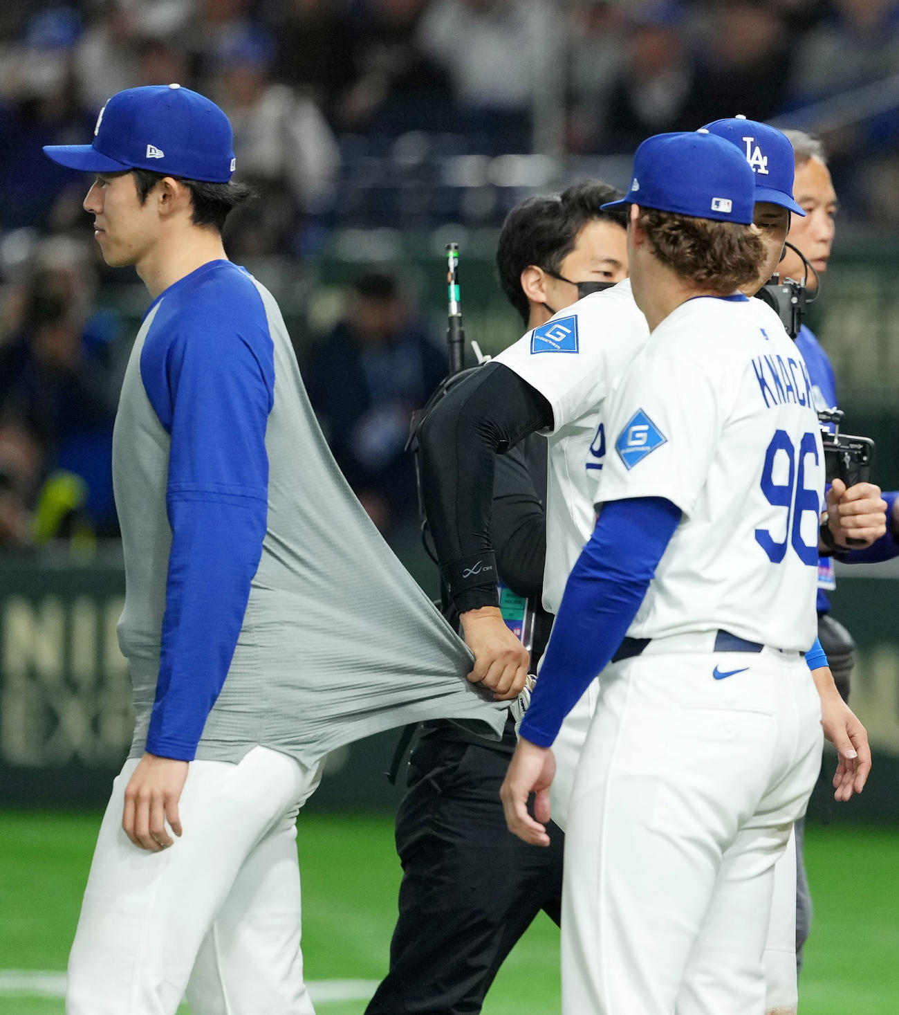 カブス対ドジャース　試合後のハイタッチでドジャース佐々木（左）のシャツを引っ張る大谷（撮影・横山健太）