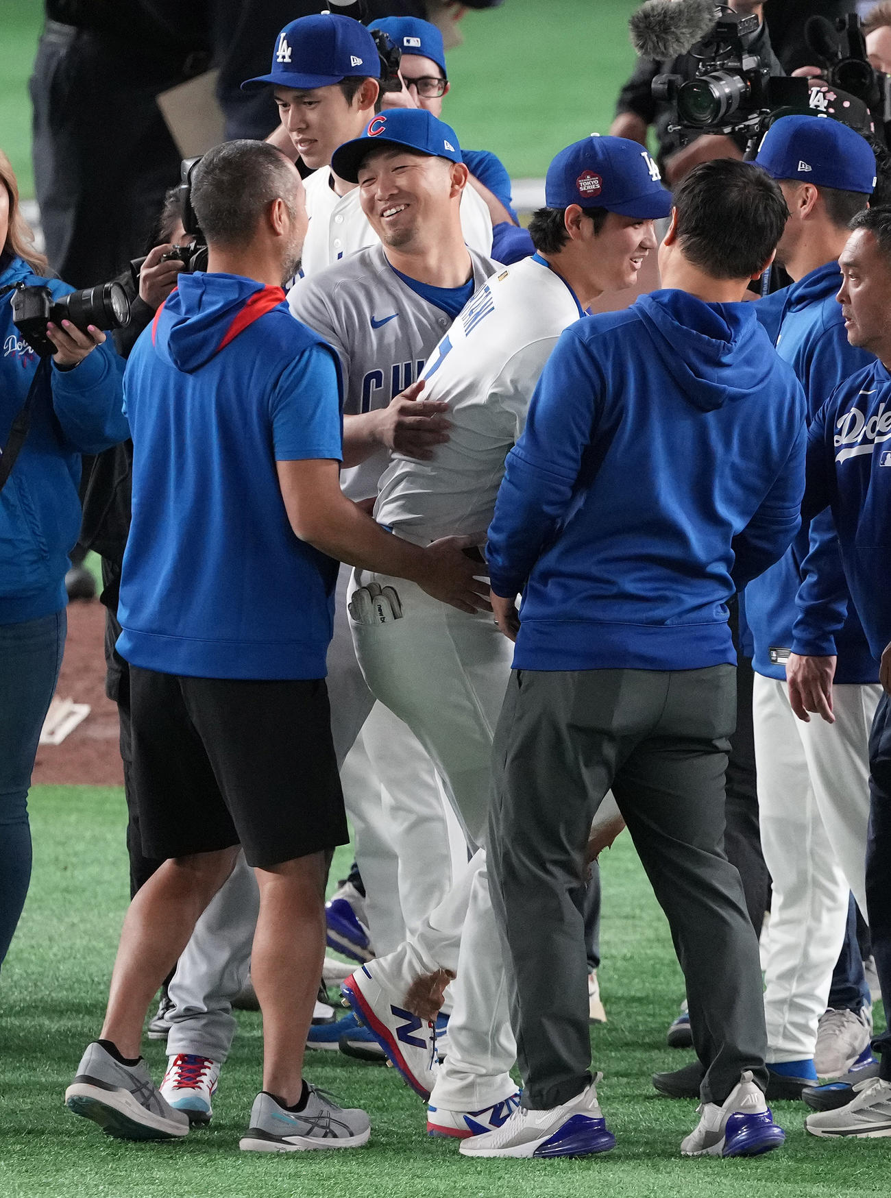 カブス対ドジャース　試合後、ドジャース大谷（中央右）に抱きつくカブス鈴木（同左）（撮影・鈴木みどり）