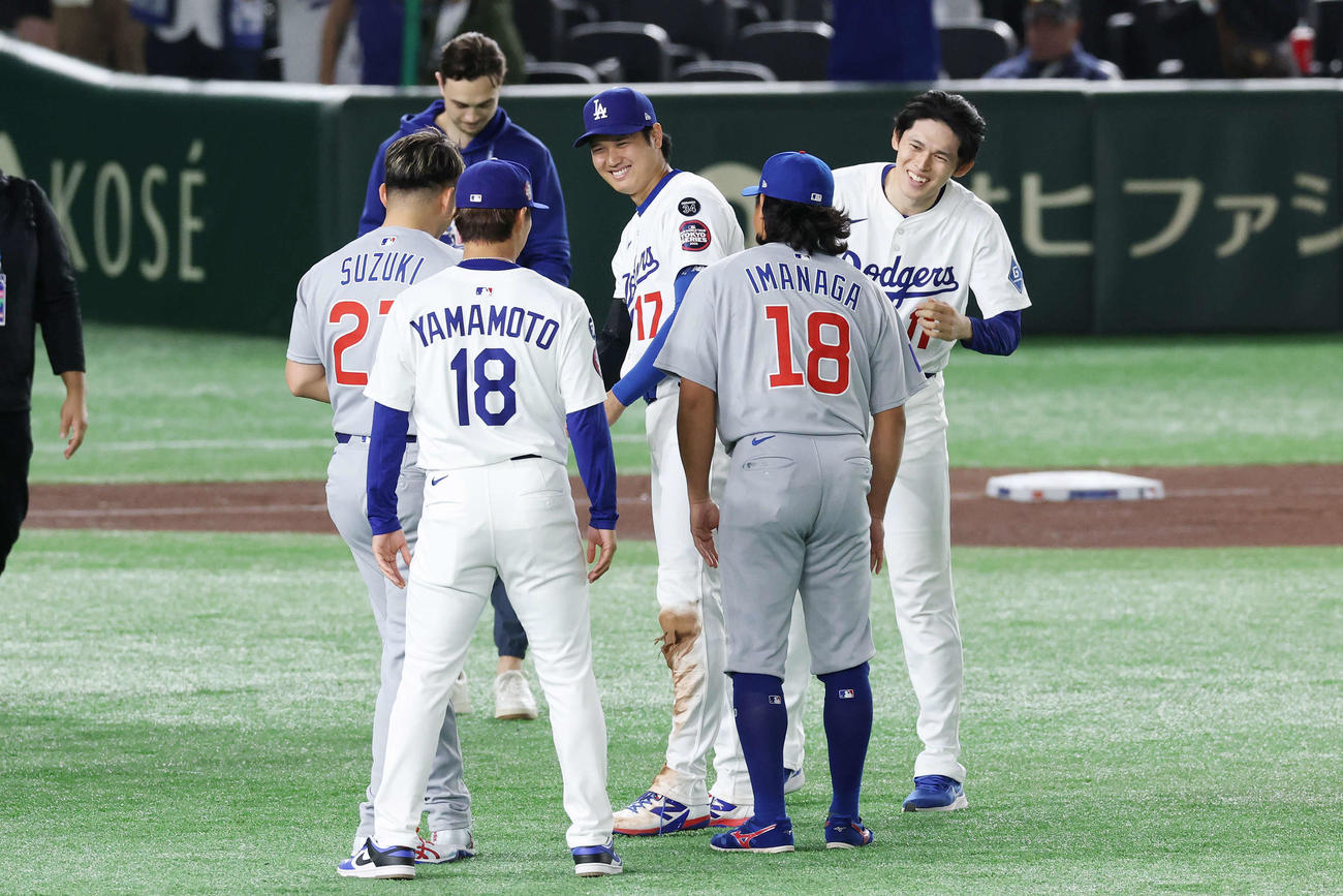 カブス対ドジャース　日本人選手たちと笑顔を見せるドジャース大谷（中央）と佐々木（右）（撮影・宮地輝）