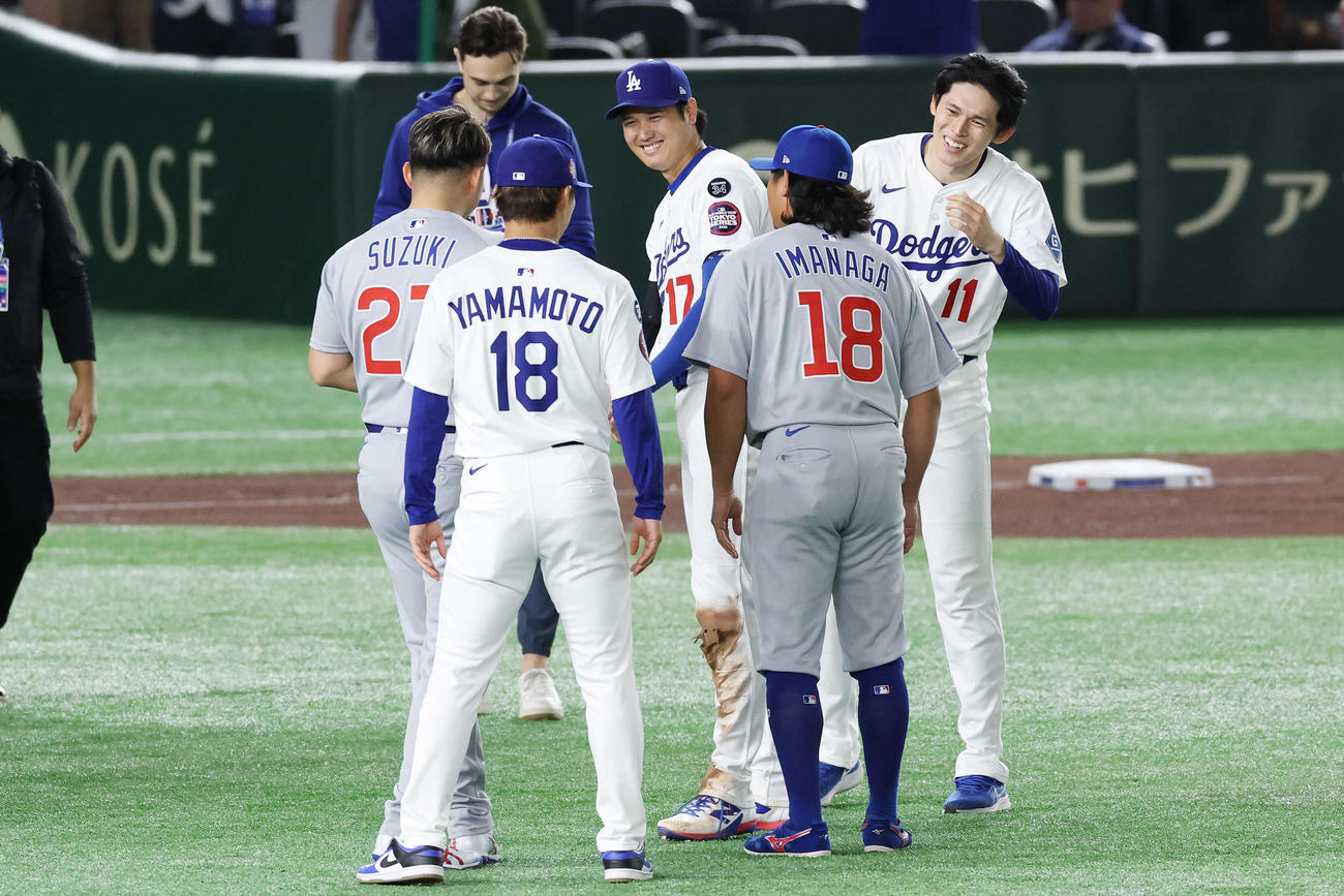 カブス対ドジャース　日本人選手たちと笑顔を見せるドジャース大谷（中央）と佐々木（右）（撮影・宮地輝）