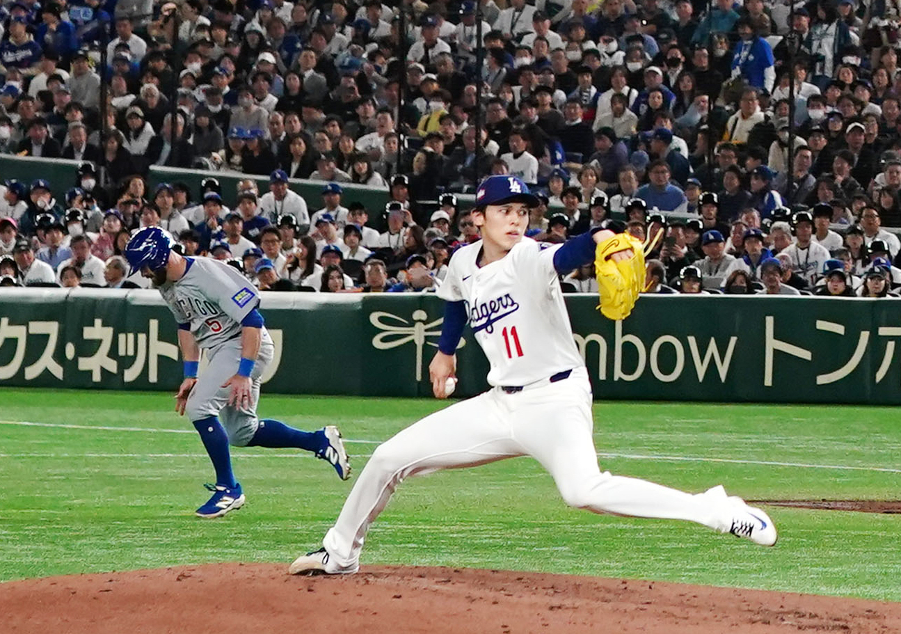 カブス対ドジャース　3回裏カブス1死一塁、バーディー（左）に二盗を決められる佐々木（撮影・横山健太）