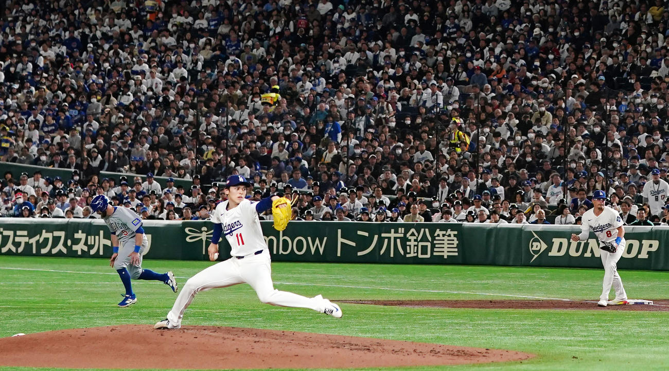 カブス対ドジャース　3回裏カブス1死一塁、バーディー（左）に二盗を決められる佐々木（撮影・横山健太）