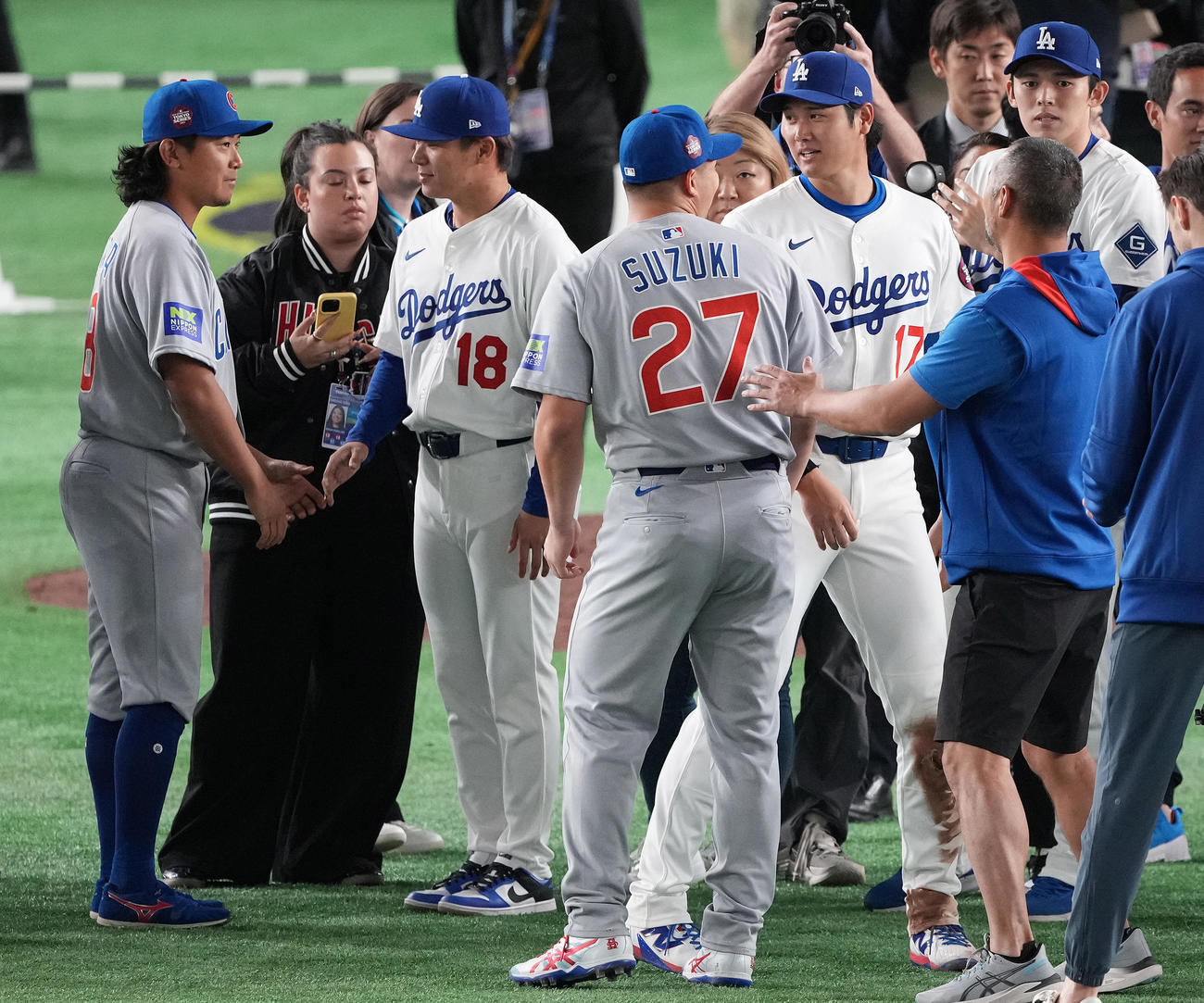 カブス対ドジャース　試合後、笑顔を見せる、左からカブス今永、ドジャース山本、カブス鈴木、ドジャース大谷、佐々木（撮影・鈴木みどり）