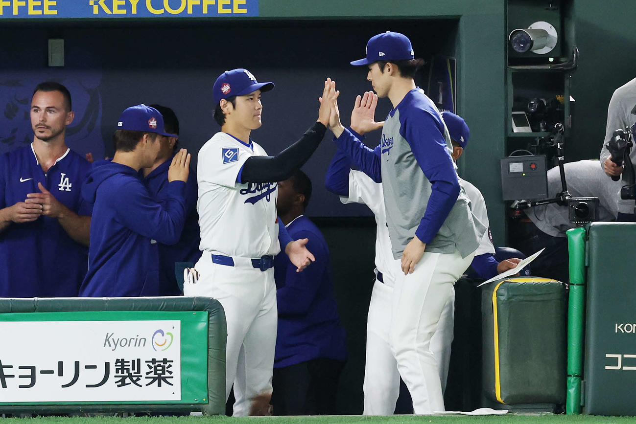 カブス対ドジャース　勝利のタッチを交わすドジャース大谷（左）と佐々木（撮影・宮地輝）