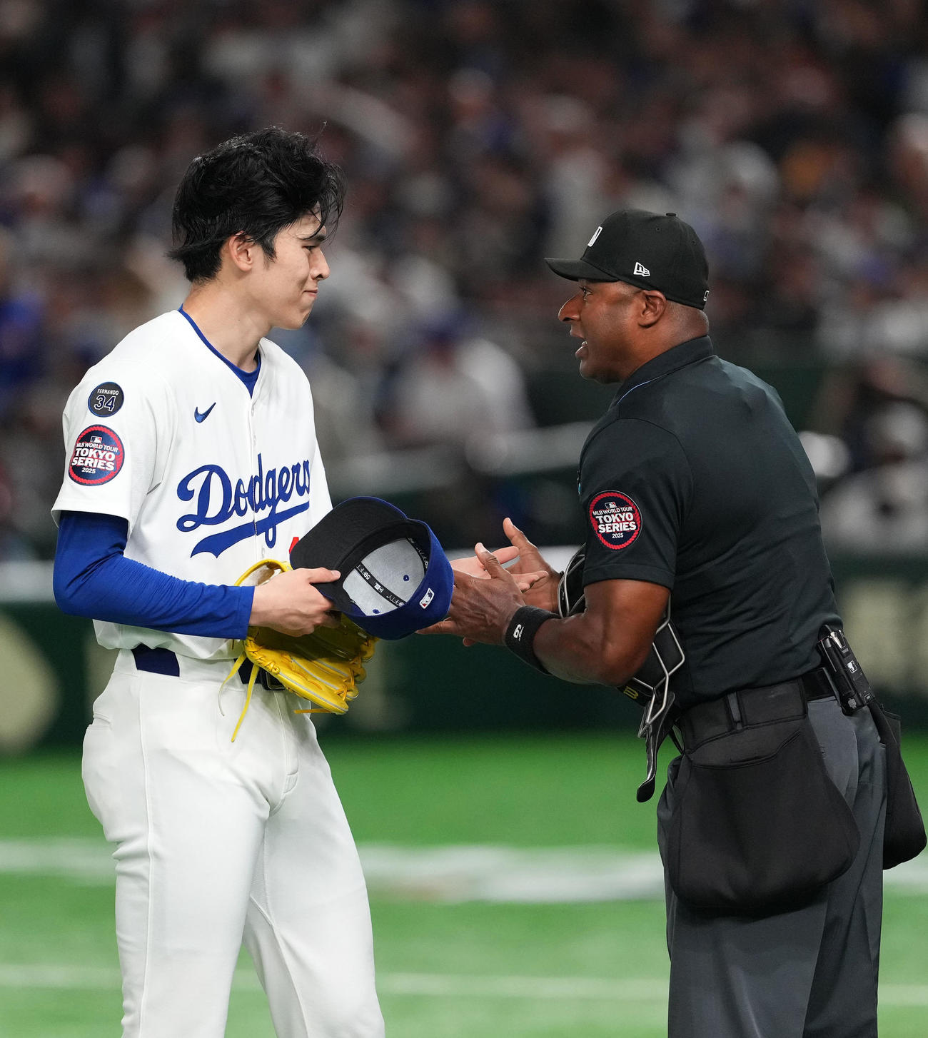 カブス対ドジャース　1回裏終了後、チェックを受けるドジャース佐々木（撮影・横山健太）