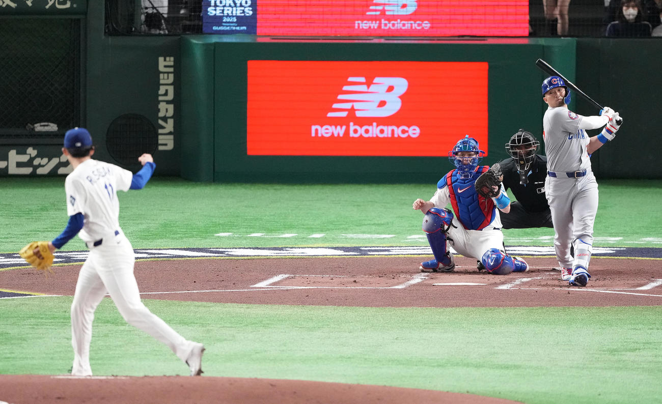 カブス対ドジャース　1回裏カブス1死、空振り三振に倒れる鈴木。投手佐々木（撮影・鈴木みどり）