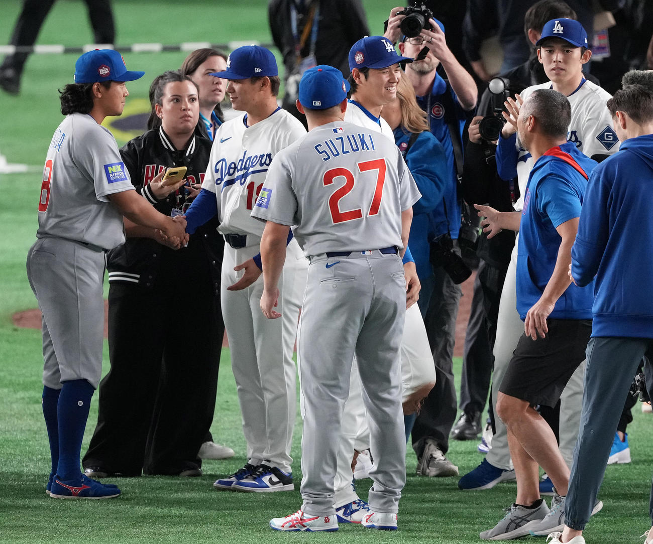 カブス対ドジャース　試合後、笑顔を見せるドジャース大谷（中央）。右奥は佐々木、手前はカブス鈴木、左から今永、2人おいてドジャース山本（撮影・鈴木みどり）