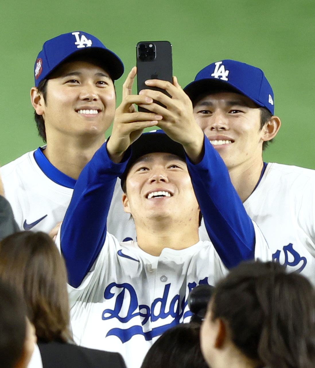 カブス対ドジャース　試合を終え、記念撮影するドジャースの大谷（奥左）、佐々木（同右）、山本（共同）