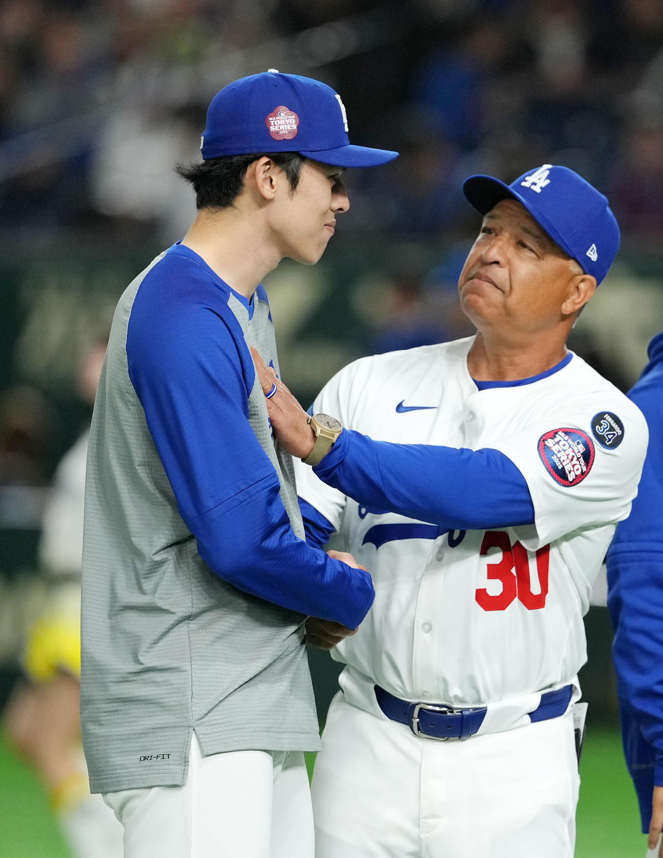 カブス対ドジャース　試合を終え、握手を交わすドジャース佐々木（左）とロバーツ監督（撮影・横山健太）