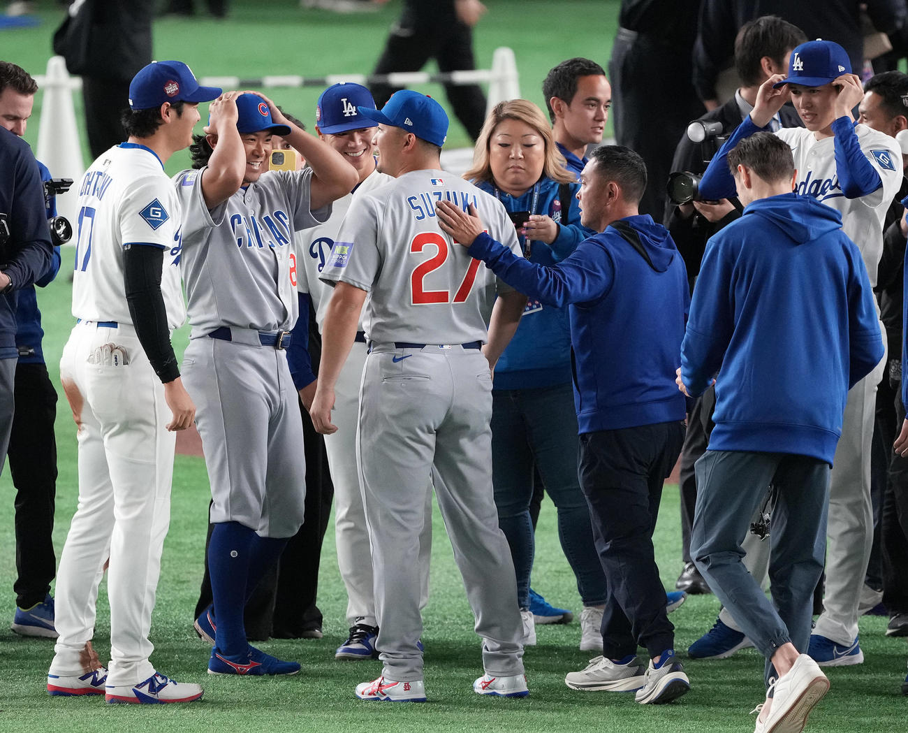 カブス対ドジャース　試合後、笑顔を見せる、左からドジャース大谷、カブス今永、ドジャース山本、カブス鈴木、右奥はドジャース佐々木（撮影・鈴木みどり）