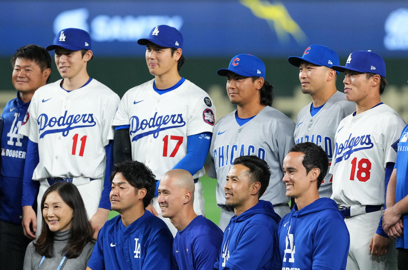 カブス対ドジャース　試合後に笑顔を見せる、左からドジャース佐々木、大谷、カブス今永、鈴木、ドジャース山本（撮影・横山健太）