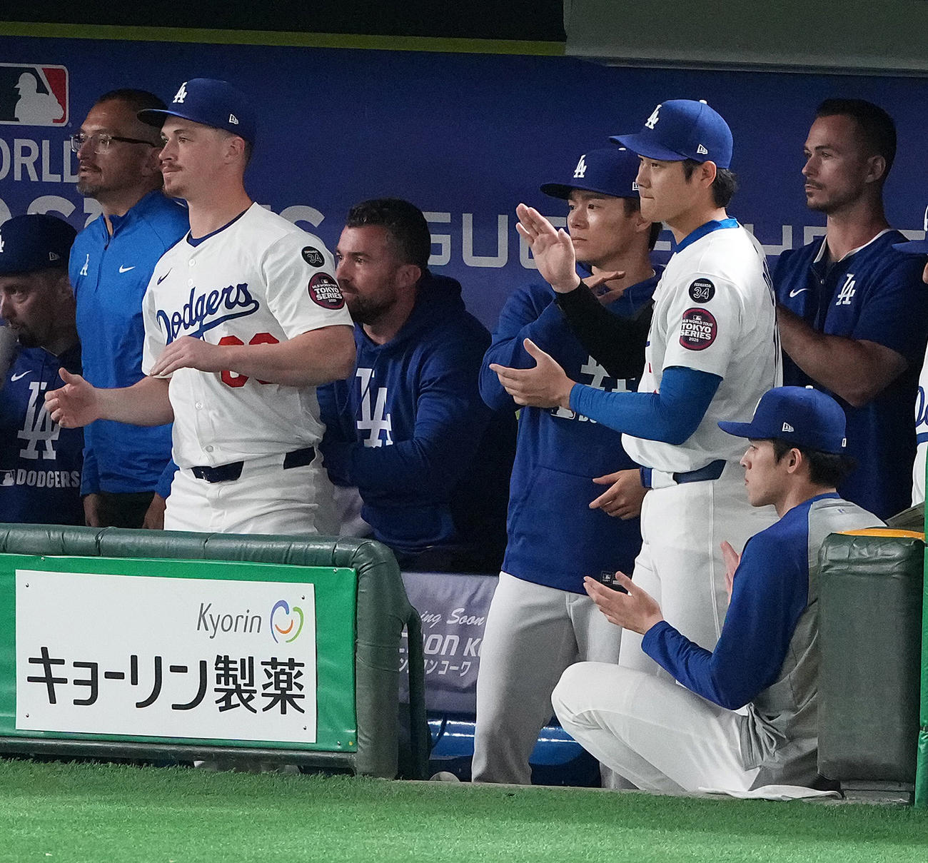 カブス対ドジャース　カブスに勝利しベンチで手をたたくドジャースの、右から2人目から佐々木、大谷、山本（撮影・鈴木みどり）
