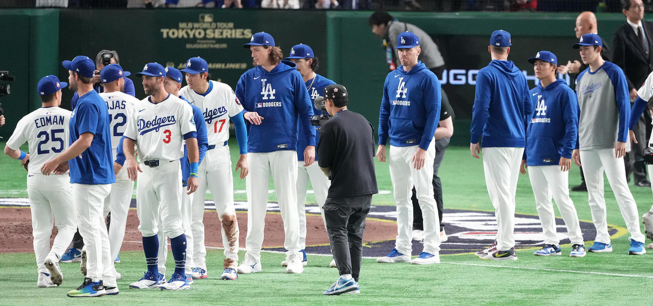 カブス対ドジャース　カブスに勝利し、ナインを迎えるドジャース大谷（左から6人目）。右から佐々木、山本（撮影・鈴木みどり）