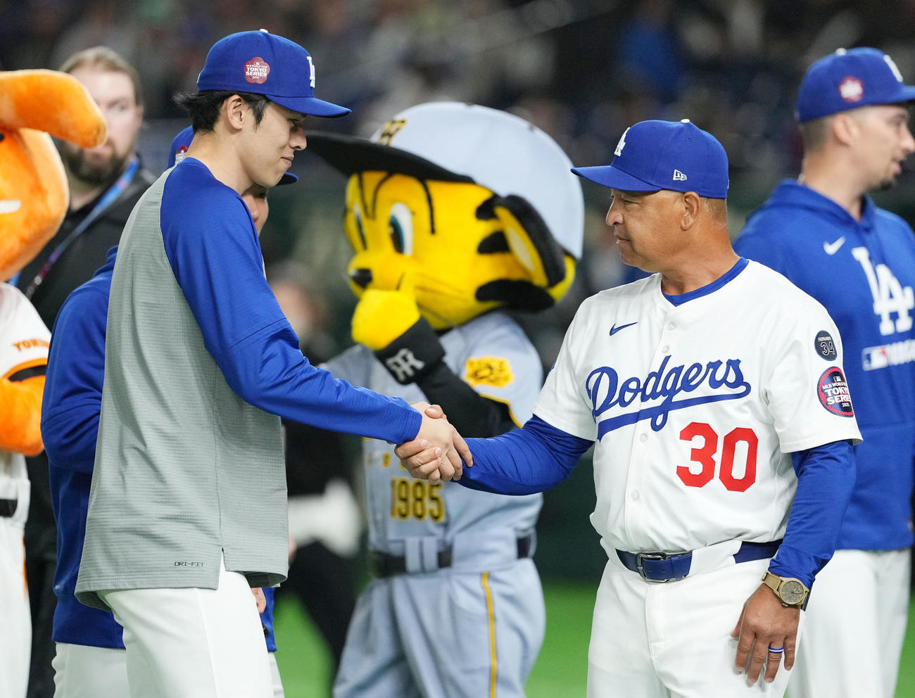カブス対ドジャース　試合を終え、握手を交わすドジャース佐々木（左）とロバーツ監督（撮影・横山健太）