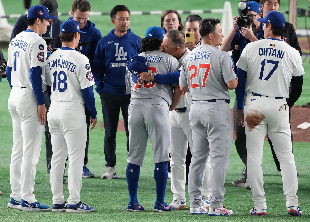 カブス対ドジャース　試合後、カブス今永（中央手前）とハグするドジャースのロバーツ監督（中央）（撮影・鈴木みどり）