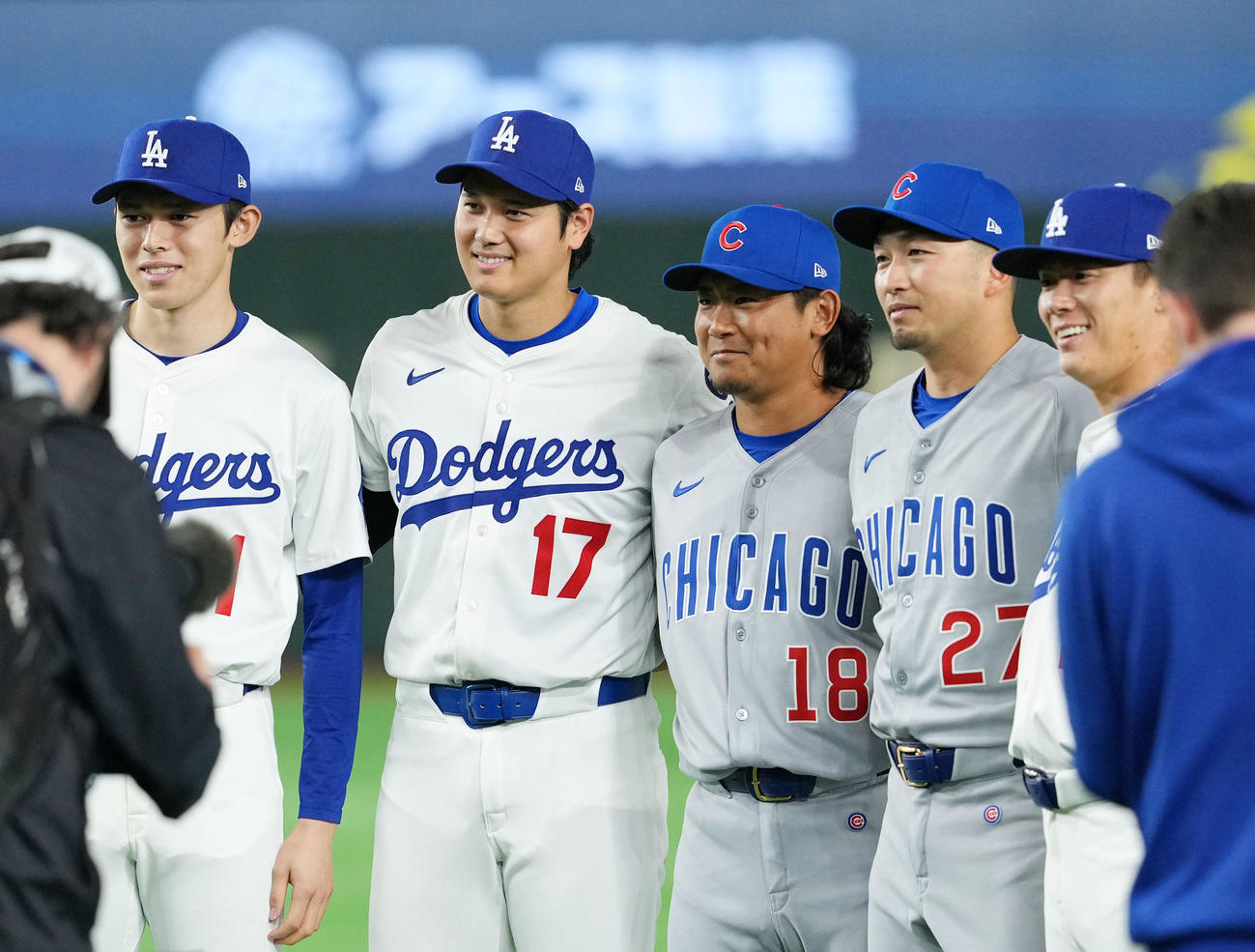 カブス対ドジャース　試合後に笑顔を見せる、左からドジャース佐々木、大谷、カブス今永、鈴木、ドジャース山本（撮影・横山健太）