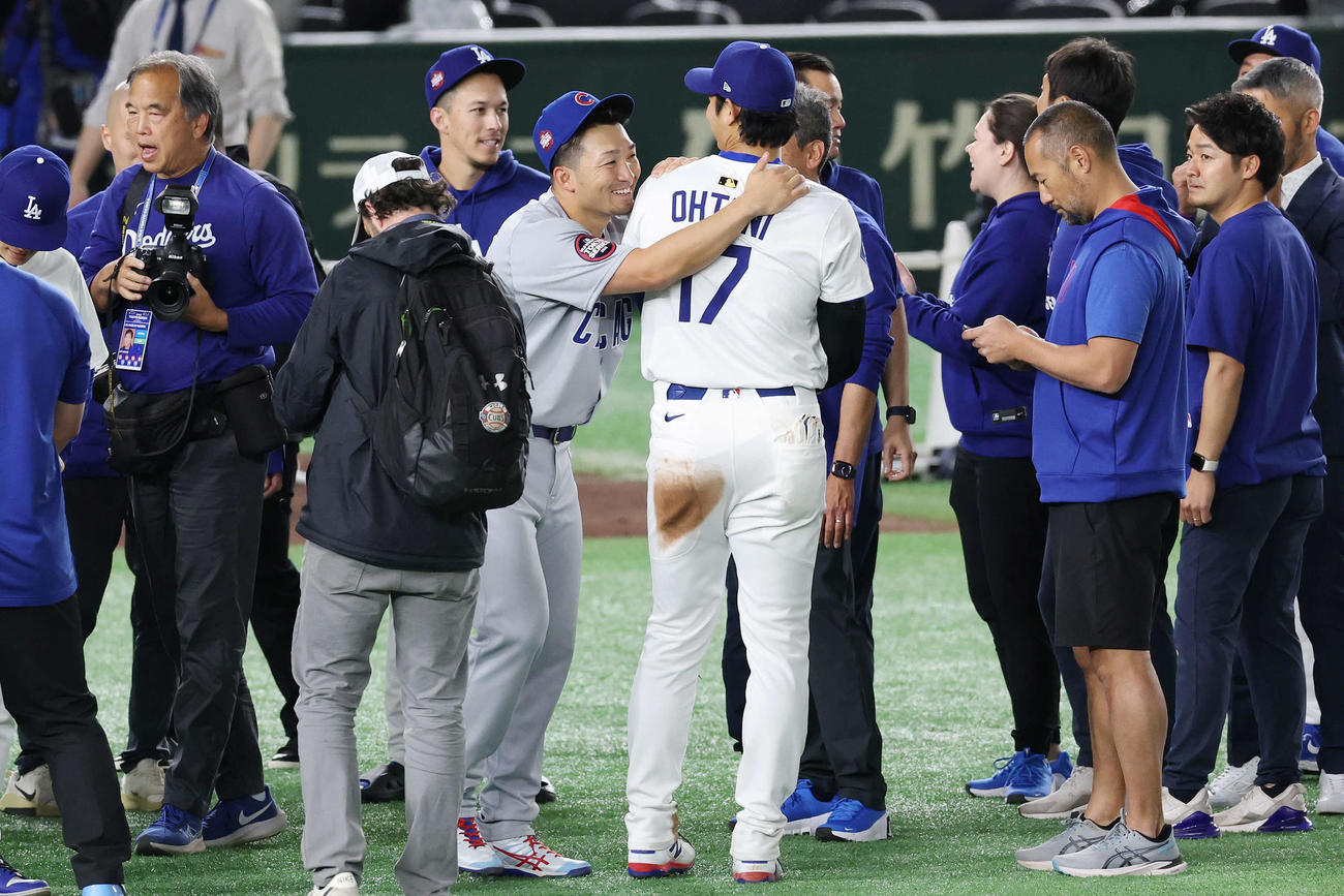 カブス対ドジャース　試合後、じゃれ合うカブス鈴木（左）とドジャース大谷（撮影・宮地輝）