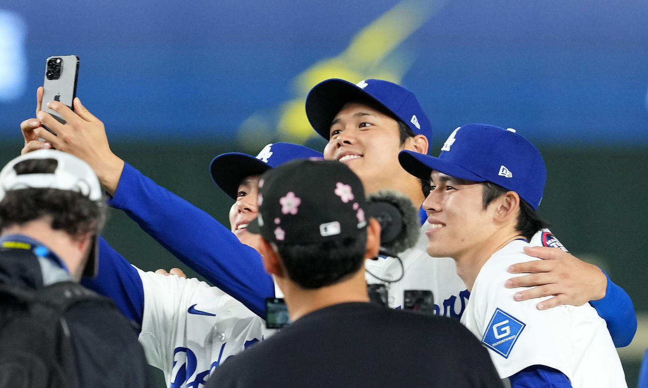 カブス対ドジャース　試合後、自撮り撮影をする、左からドジャース山本、大谷、佐々木（撮影・横山健太）