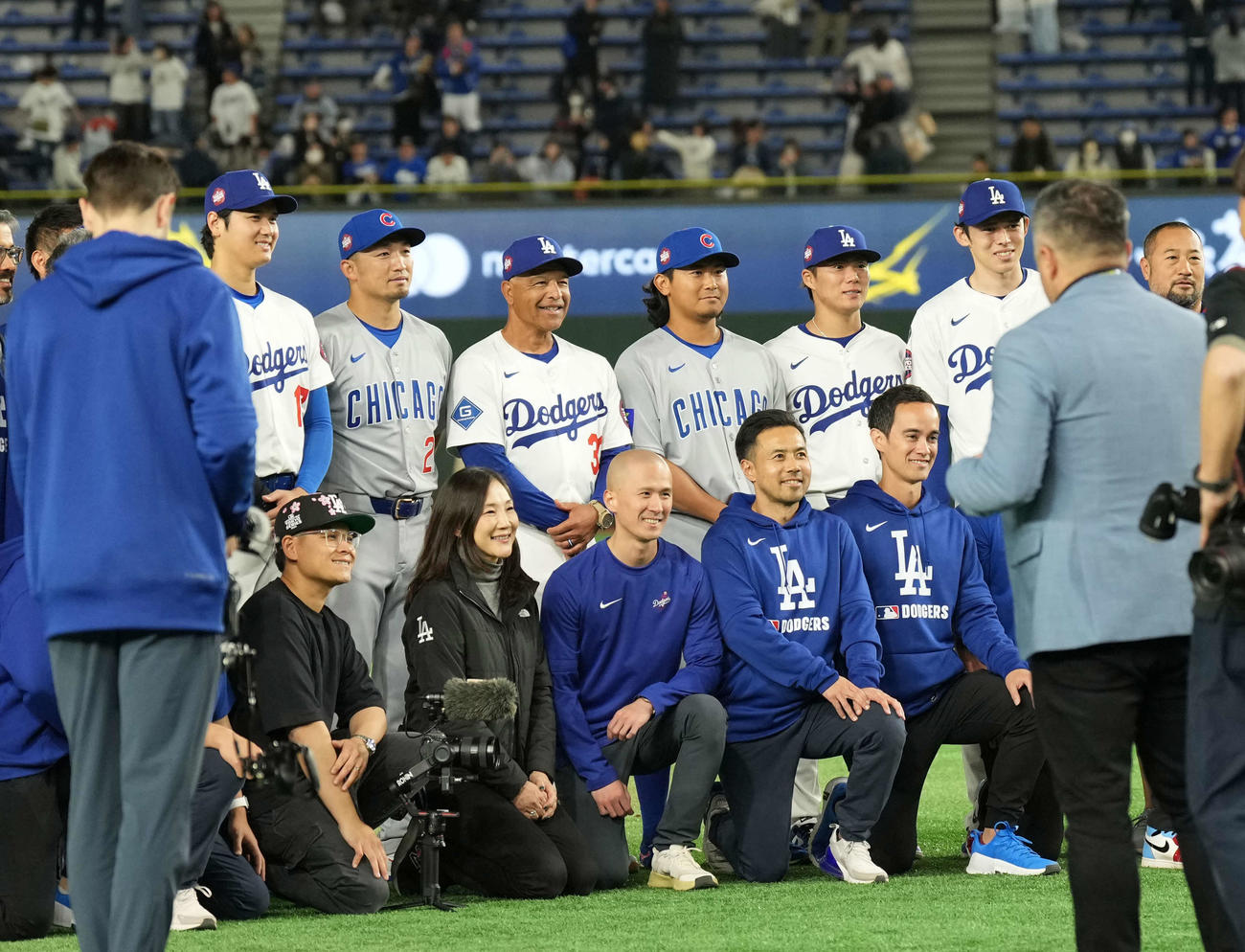 カブス対ドジャース　記念撮影する左から大谷、鈴木、ロバーツ監督、今永、山本、佐々木（撮影・井上学）