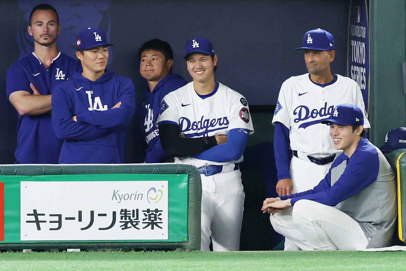 カブス対ドジャース　ベンチで笑顔を見せるドジャース山本（左）、大谷（中央）、佐々木（右）（撮影・宮地輝）