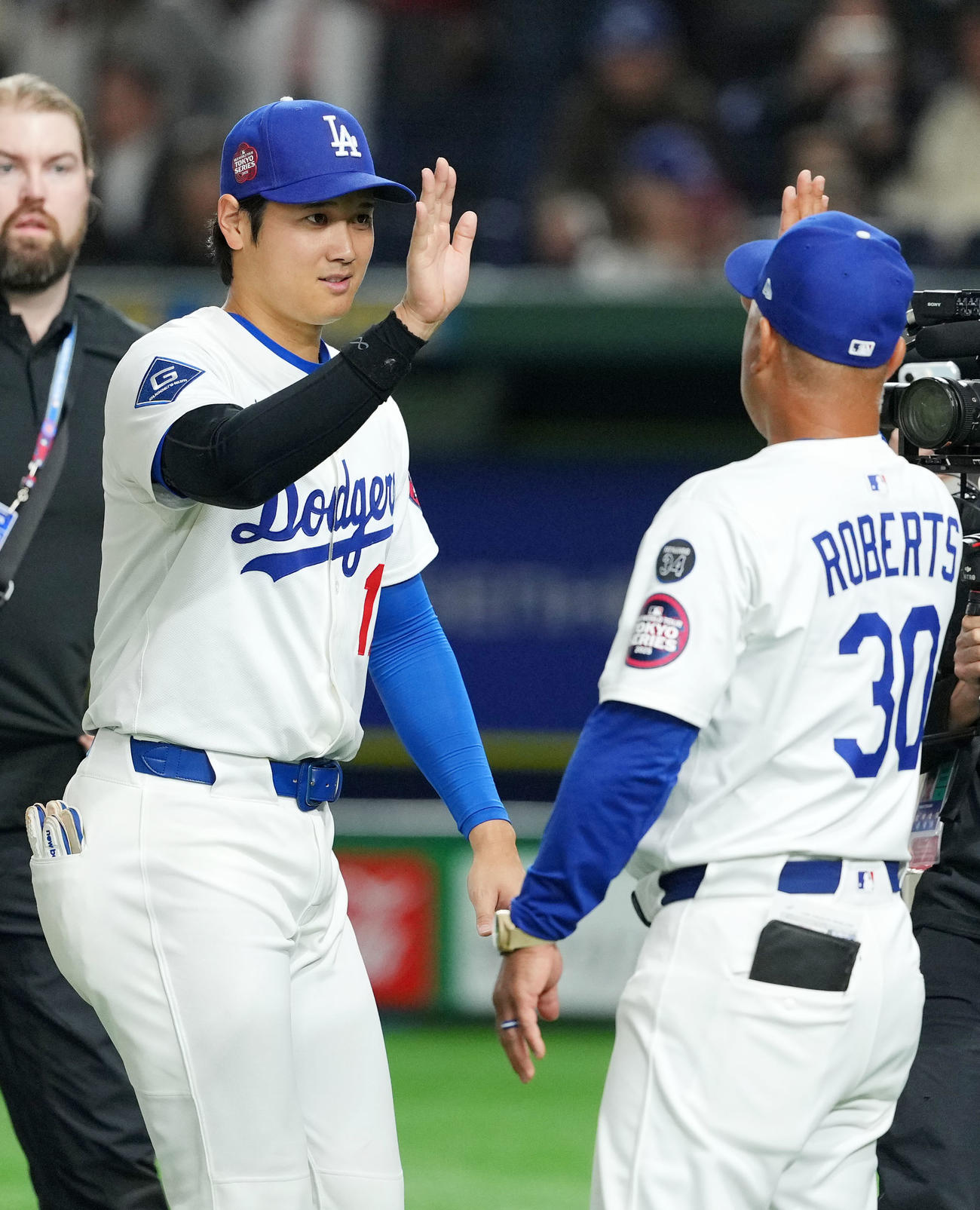 カブス対ドジャース　カブスに勝利しタッチを交わすドジャース大谷（左）とロバーツ監督（撮影・横山健太）