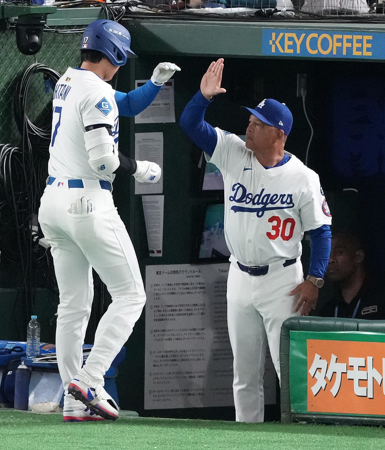 カブス対ドジャース　5回表ドジャース1死、右中間にソロ本塁打を放った大谷（左）を迎えるロバーツ監督（撮影・鈴木みどり）