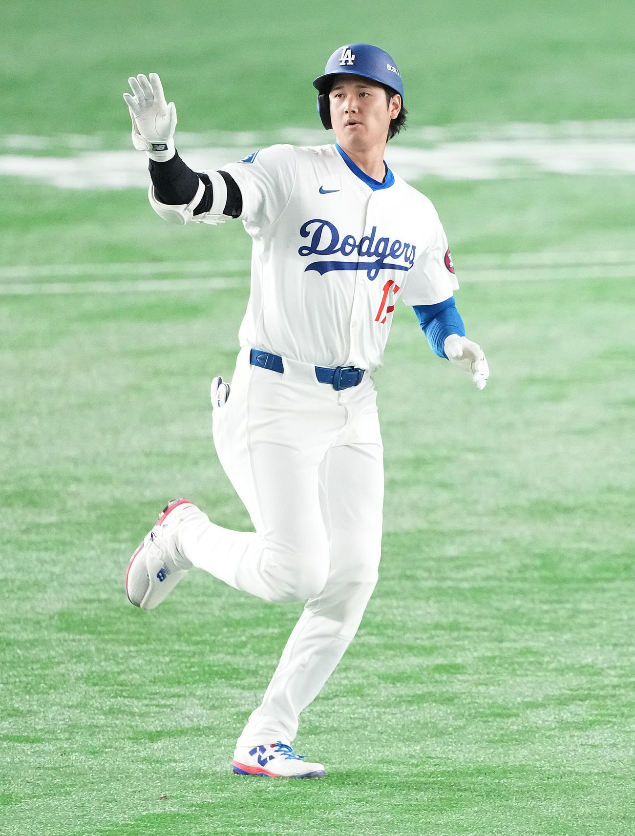 カブス対ドジャース　5回表ドジャース1死、右中間にソロ本塁打を放ちダイヤモンドをまわる大谷（撮影・鈴木みどり）