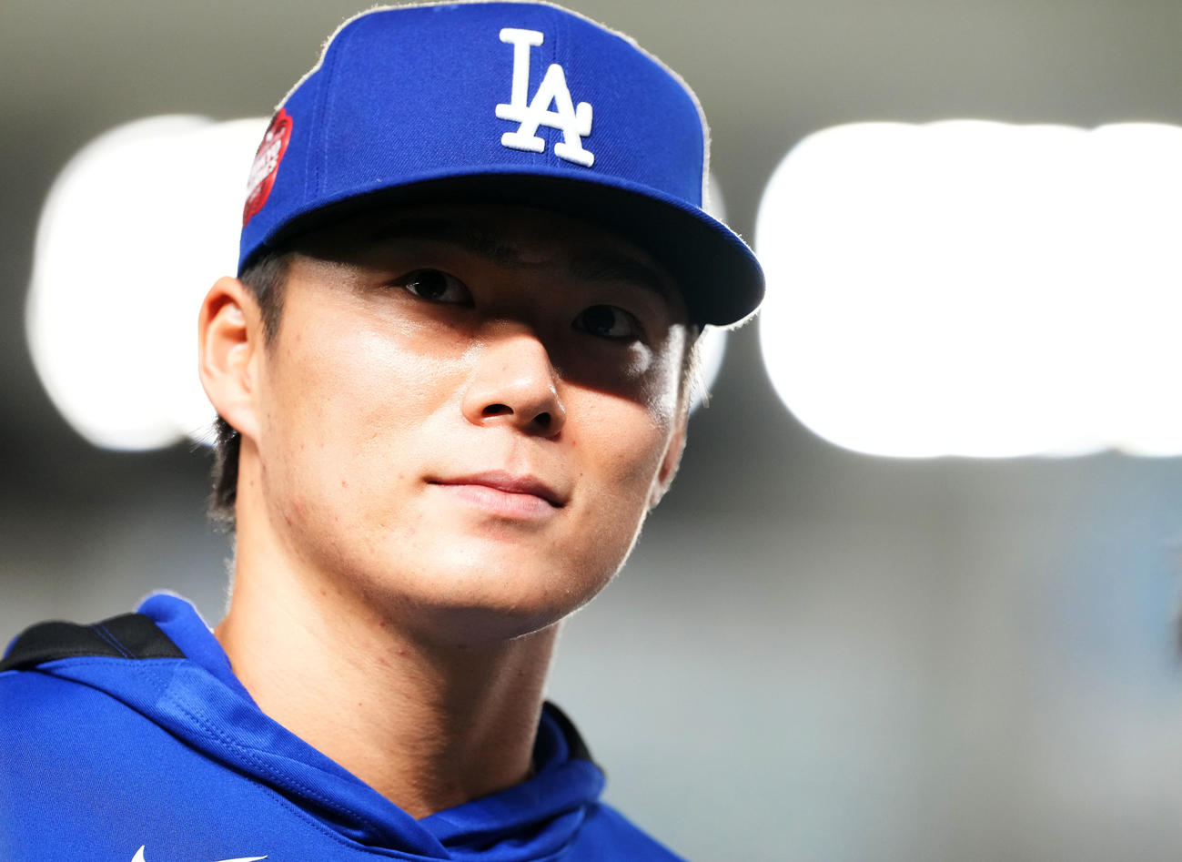 カブス対ドジャース　スタンドを見つめるドジャース山本（撮影・横山健太）