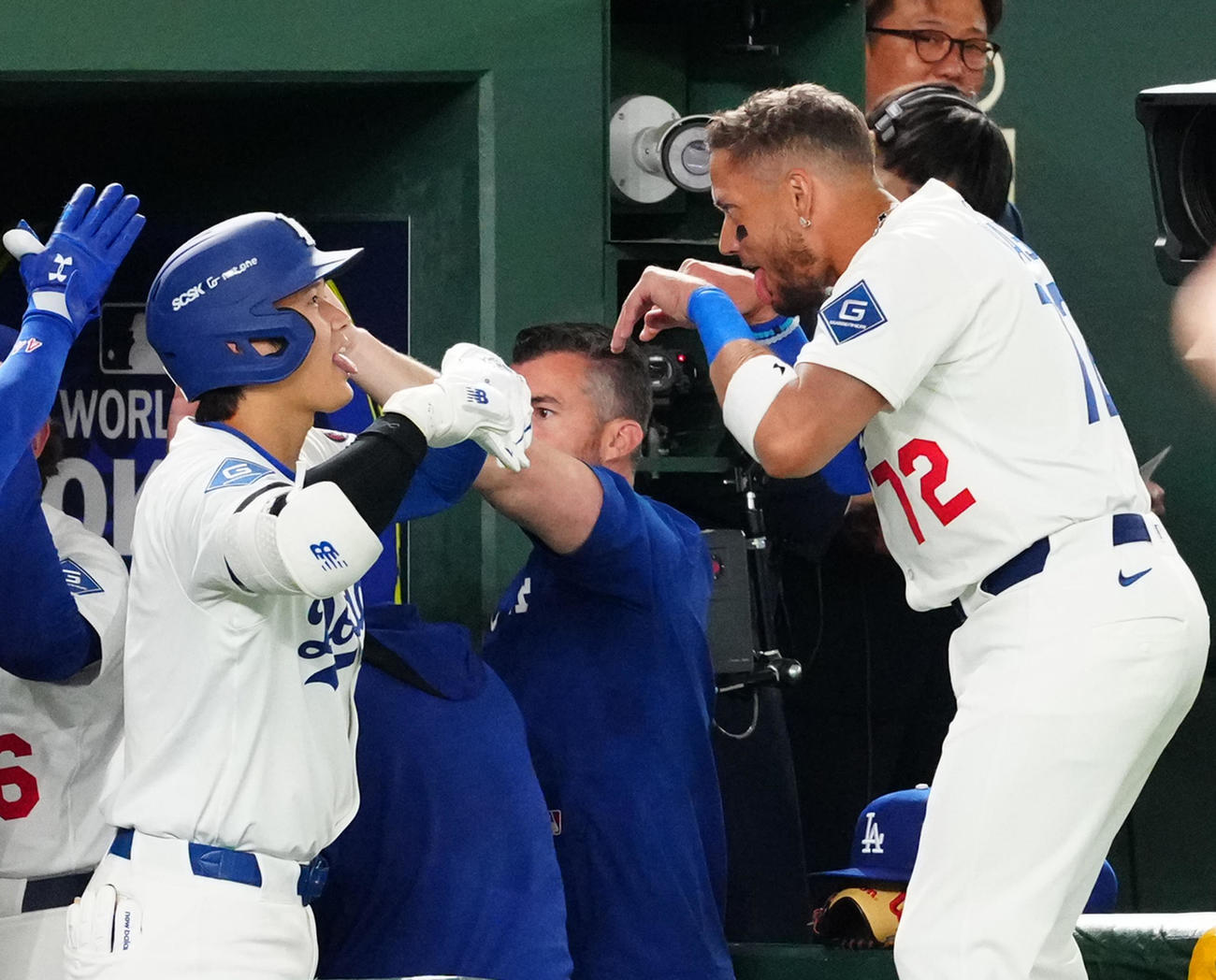 巨人対ドジャース　3回表ドジャース無死二塁、2点本塁打を放ち、ロハス（右）とデコピンポーズを決める大谷（撮影・江口和貴）