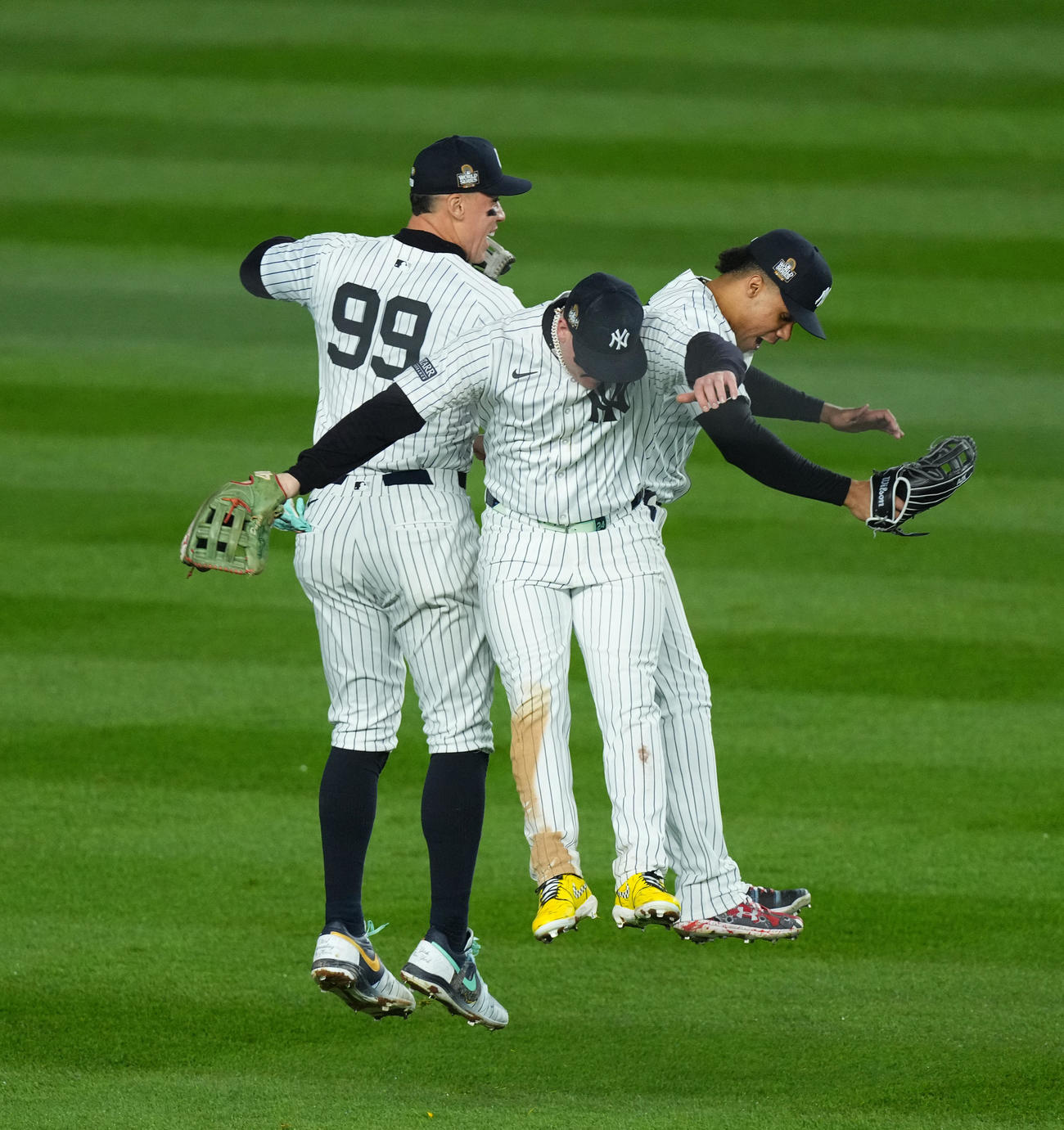 24年10月29日　ヤンキース対ドジャース　第4戦に勝利し、喜ぶヤンキースの、左からジャッジ、バードゥーゴ、ソト（撮影・菅敏）