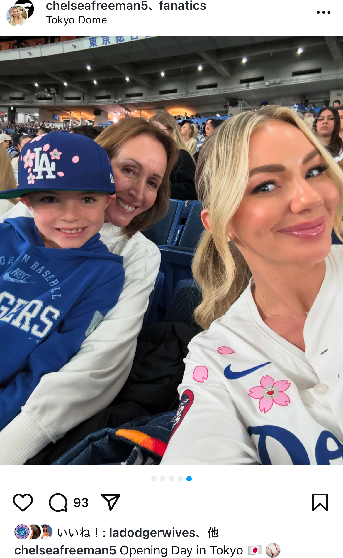 試合観戦するドジャースのフリーマンの妻チェルシーさんと息子のチャーリー君