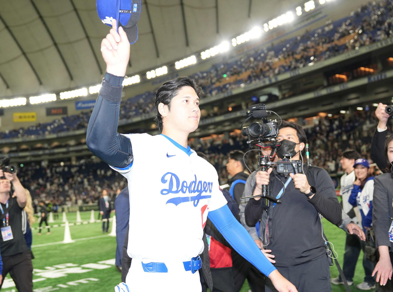 声援に応える大谷（2025年3月撮影）