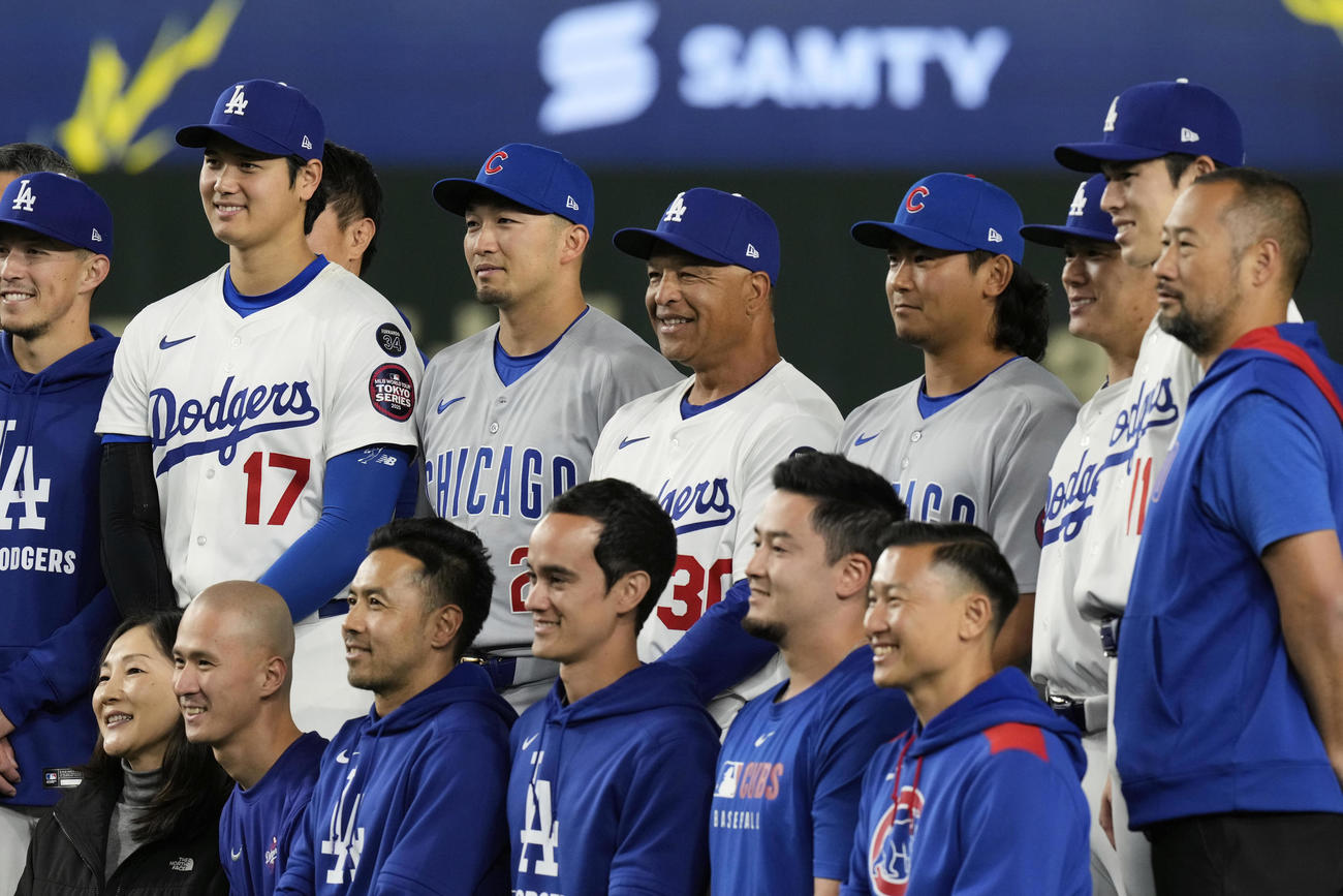 19日の試合後、記念写真に納まるドジャース大谷翔平、カブス鈴木誠也ら（AP)
