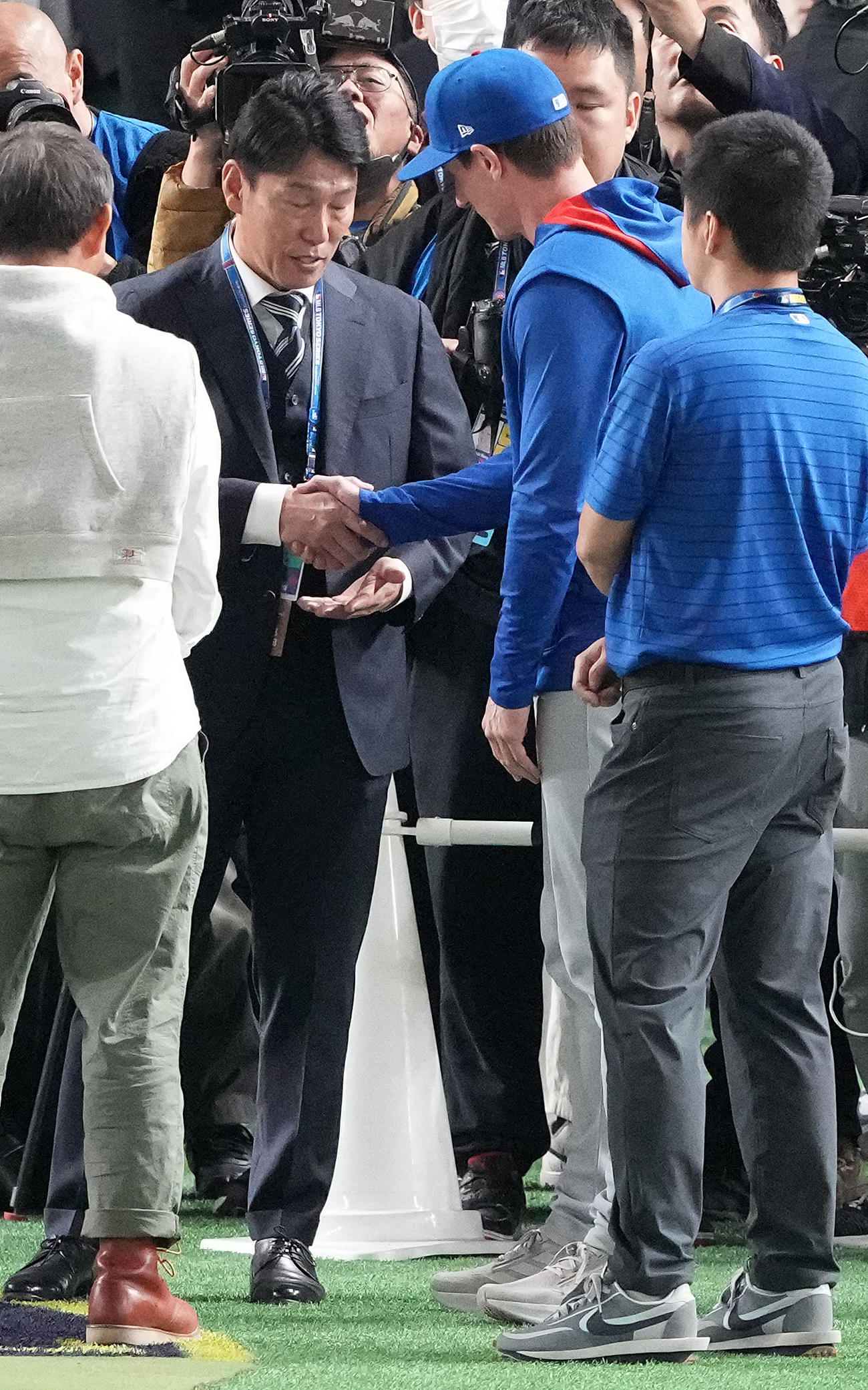 カブス対ドジャース　試合前、握手を交わす侍ジャパン井端監督（左）とカブスのカウンセル監督（撮影・鈴木みどり）