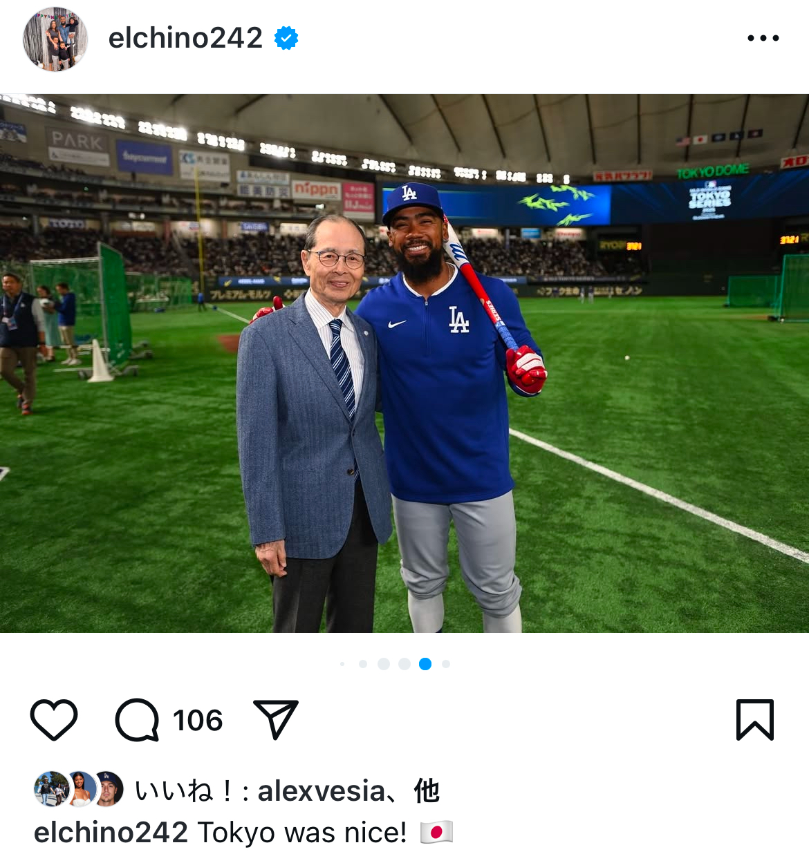 ソフトバンク王貞治会長とツーショットを撮るドジャースのテオスカー・ヘルナンデス