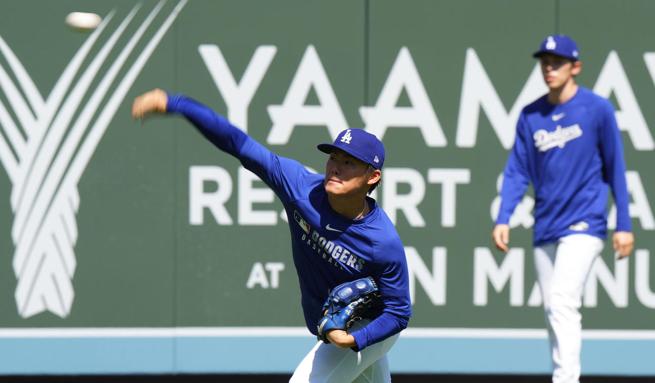 オープン戦・ドジャース対エンゼルス　試合前、キャッチボールで調整するドジャース山本。奥は佐々木（撮影・菅敏）