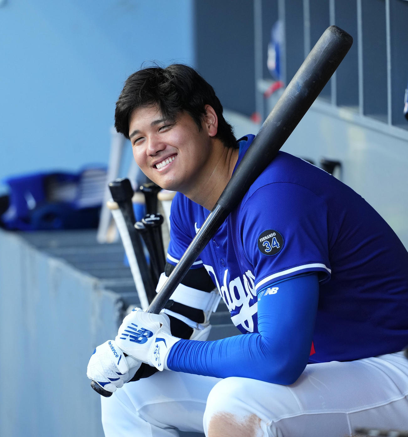 オープン戦・ドジャース対エンゼルス　試合中、ベンチで笑顔を見せるドジャース大谷（撮影・菅敏）