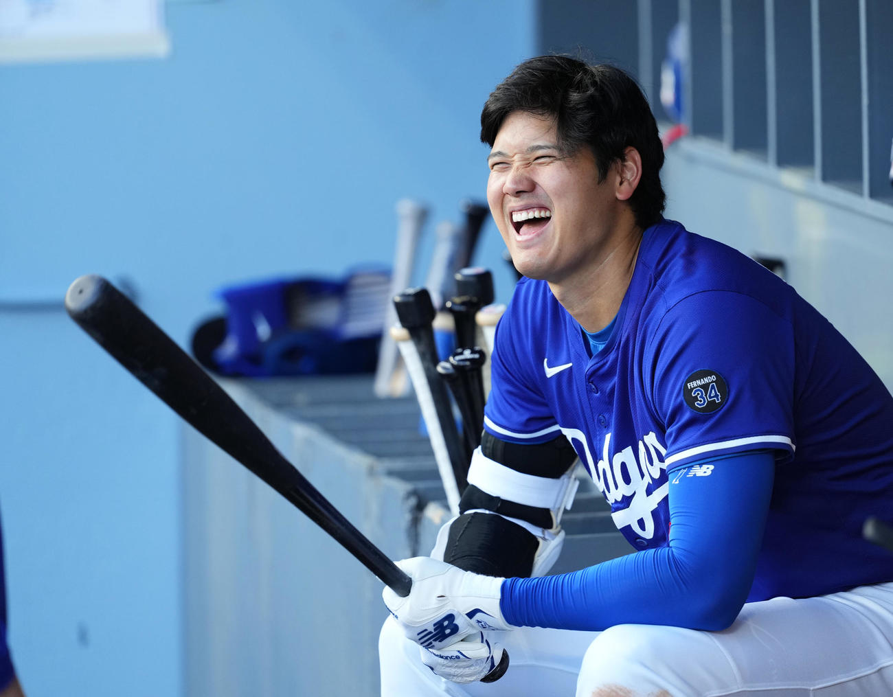 オープン戦・ドジャース対エンゼルス　試合中、ベンチで笑顔を見せるドジャース大谷（撮影・菅敏）