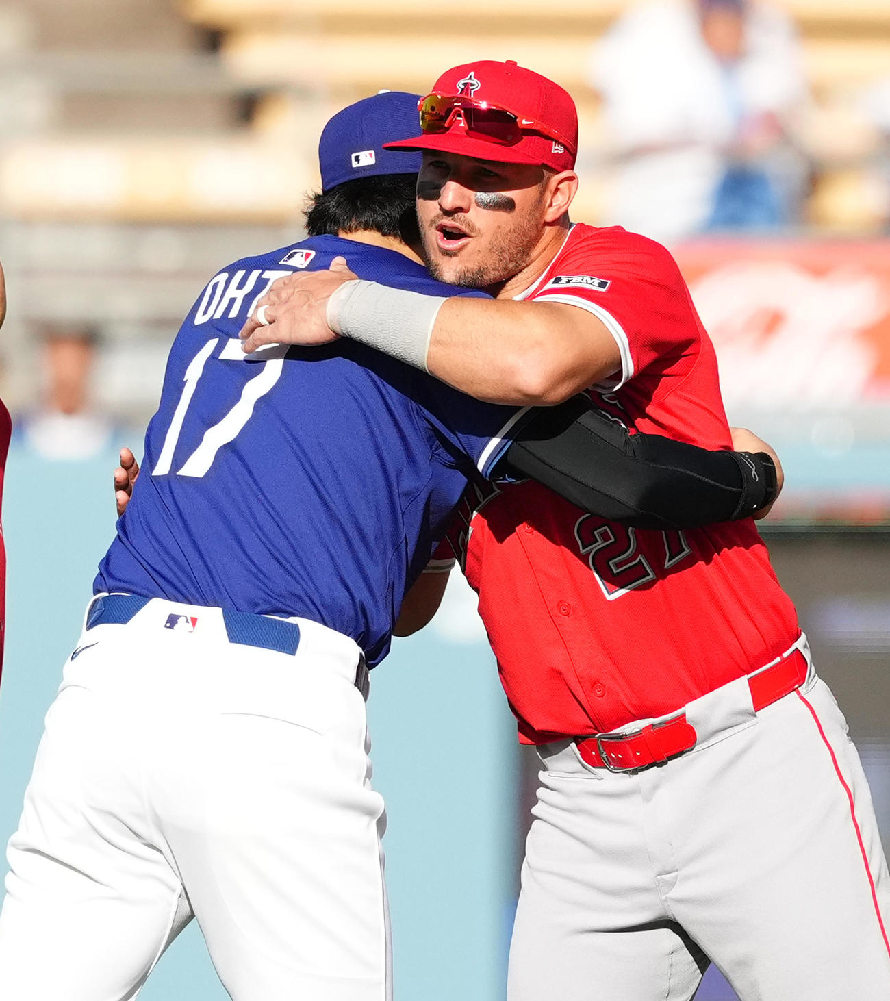 オープン戦・ドジャース対エンゼルス　試合前、エンゼルス・トラウト（右）にあいさつするドジャース大谷（撮影・菅敏）