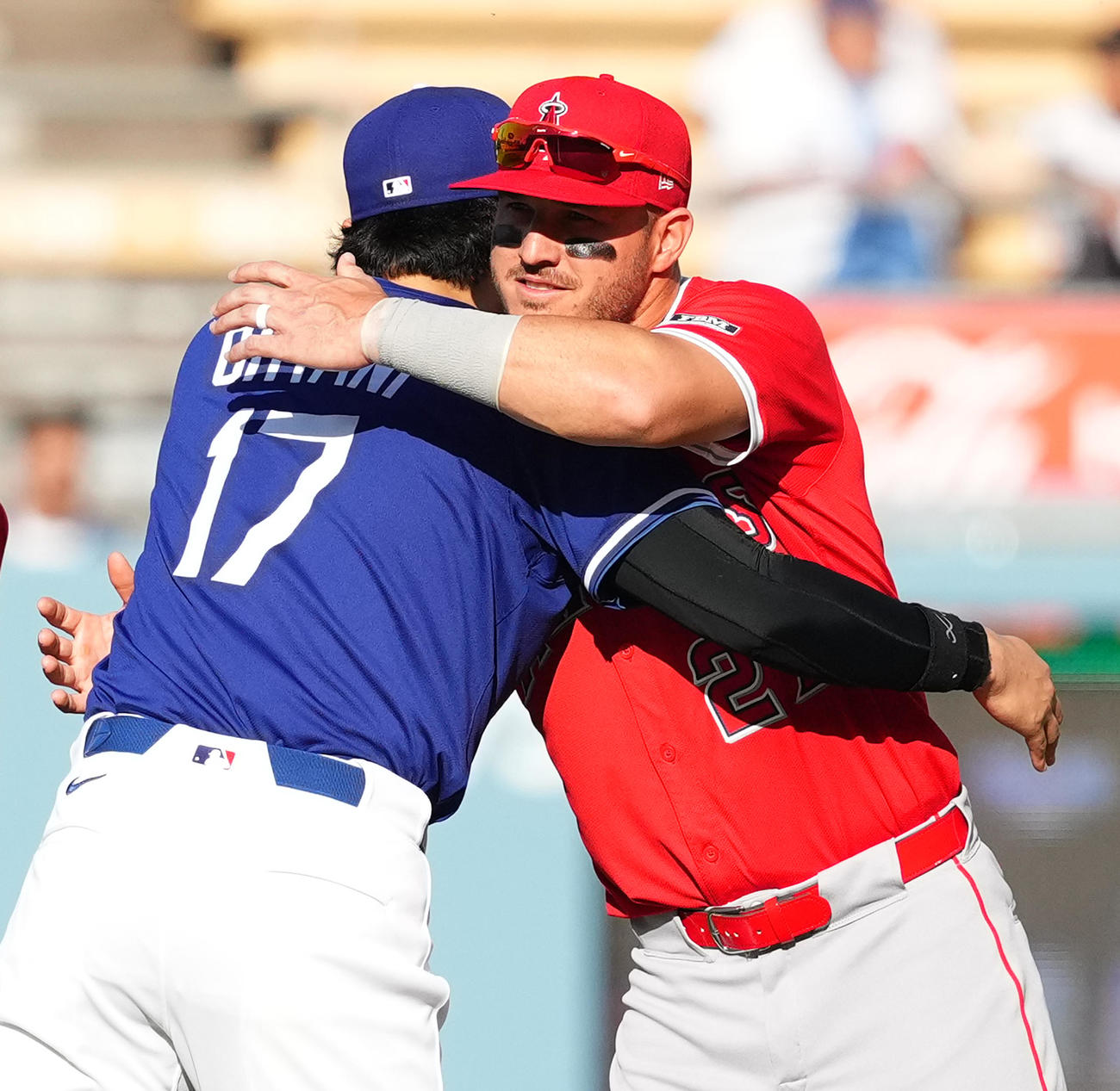 オープン戦・ドジャース対エンゼルス　試合前、エンゼルス・トラウト（右）にあいさつするドジャース大谷（撮影・菅敏）