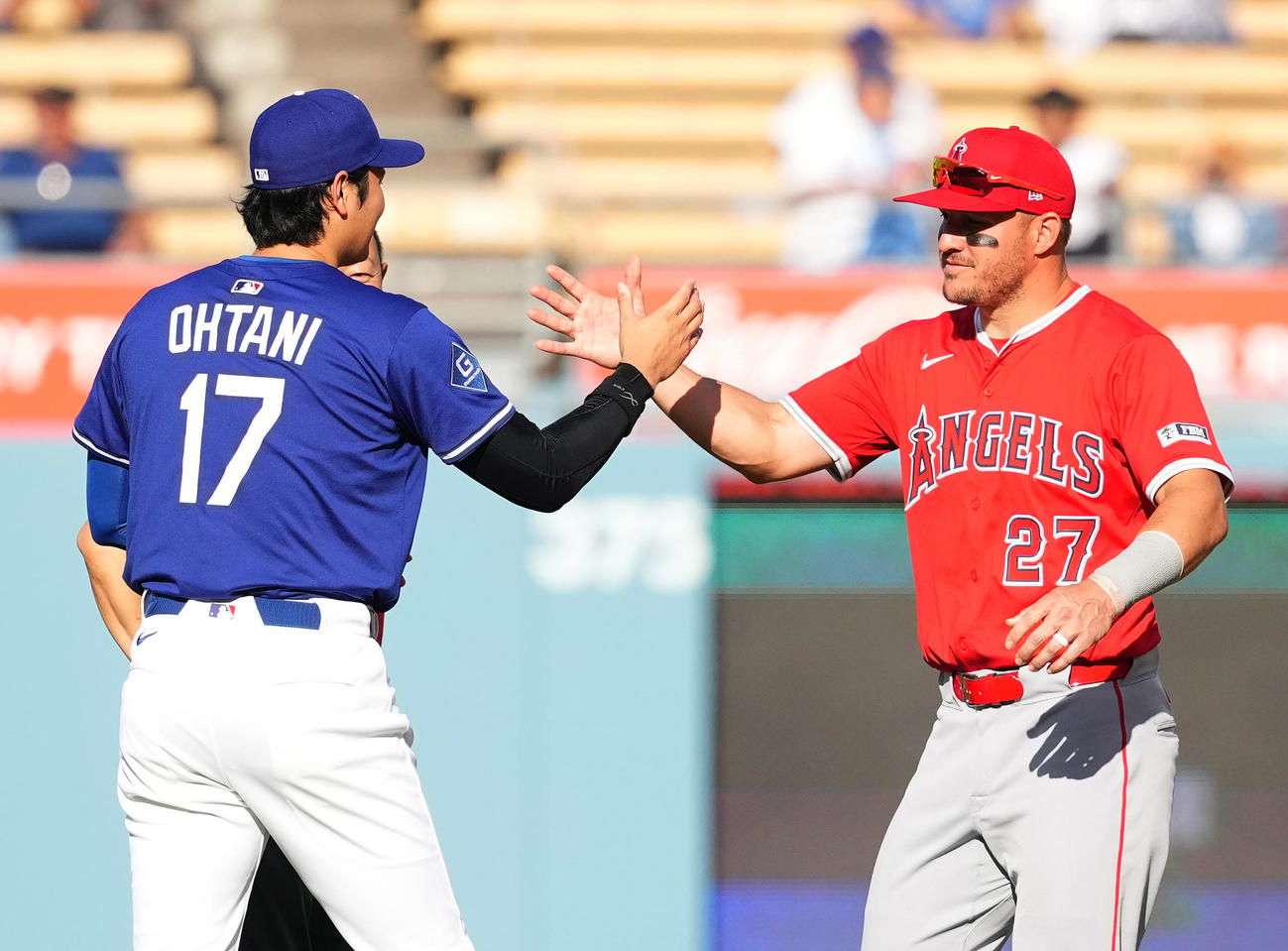 オープン戦・ドジャース対エンゼルス　試合前、エンゼルス・トラウト（右）にあいさつするドジャース大谷（撮影・菅敏）