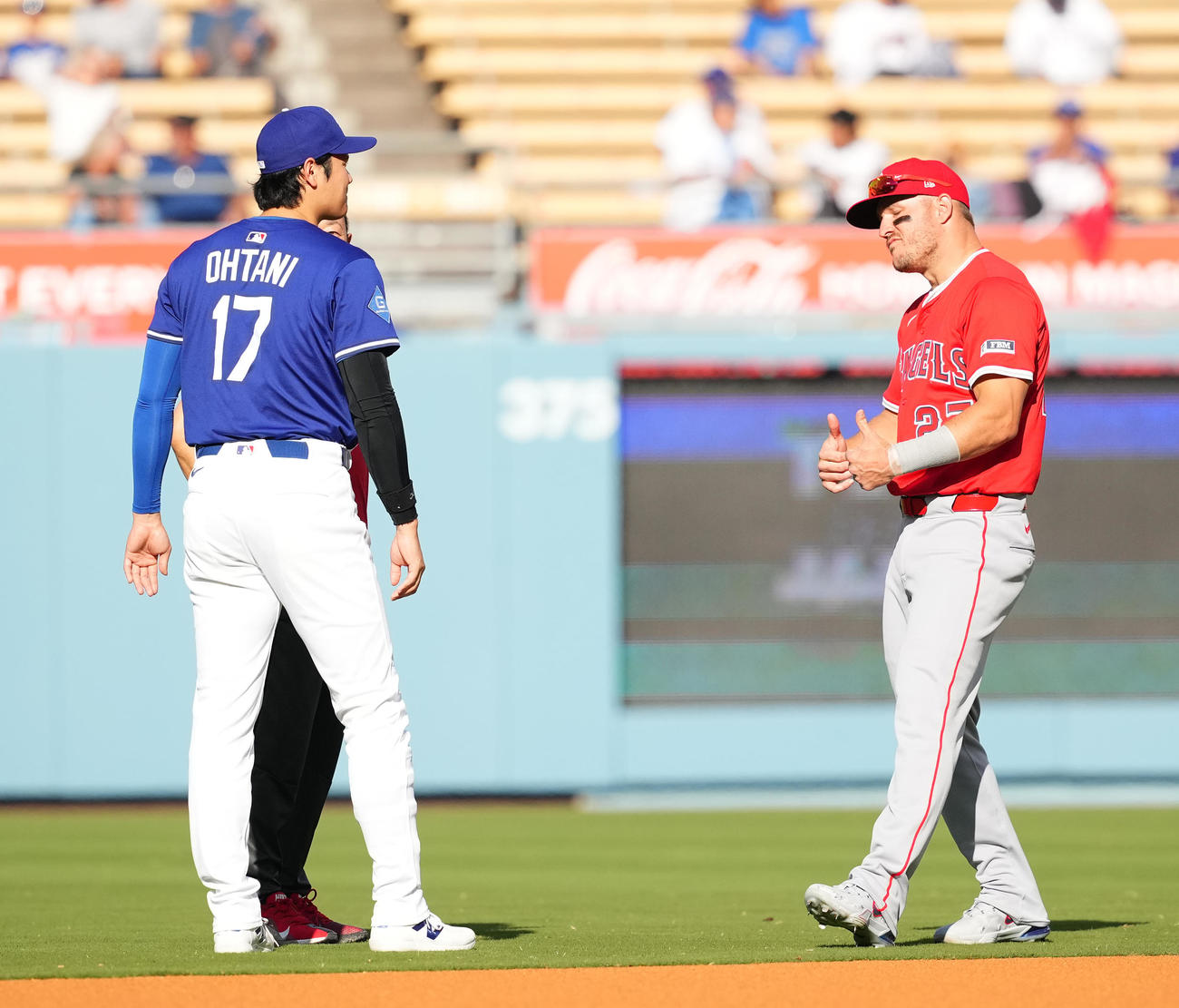 オープン戦・ドジャース対エンゼルス　試合前、エンゼルス・トラウト（右）にあいさつするドジャース大谷（撮影・菅敏）