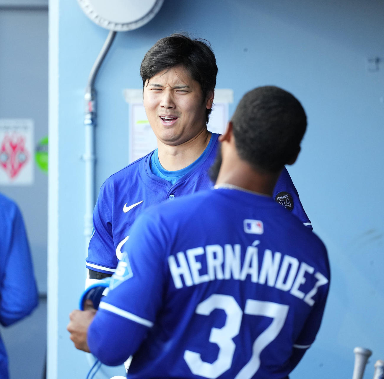 オープン戦・ドジャース対エンゼルス　4回裏ドジャース無死、二ゴロに倒れ、ベンチでT・ヘルナンデス（手前）と話す大谷（撮影・菅敏）