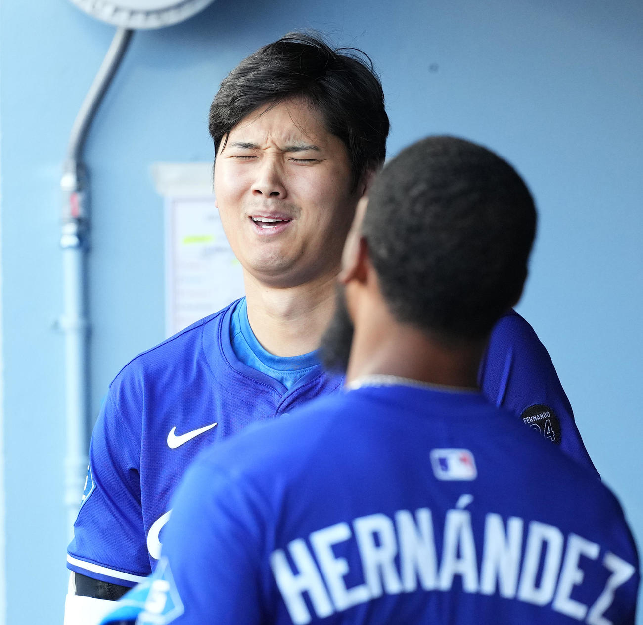 オープン戦・ドジャース対エンゼルス　4回裏ドジャース無死、二ゴロに倒れ、ベンチでT・ヘルナンデス（手前）と話す大谷（撮影・菅敏）