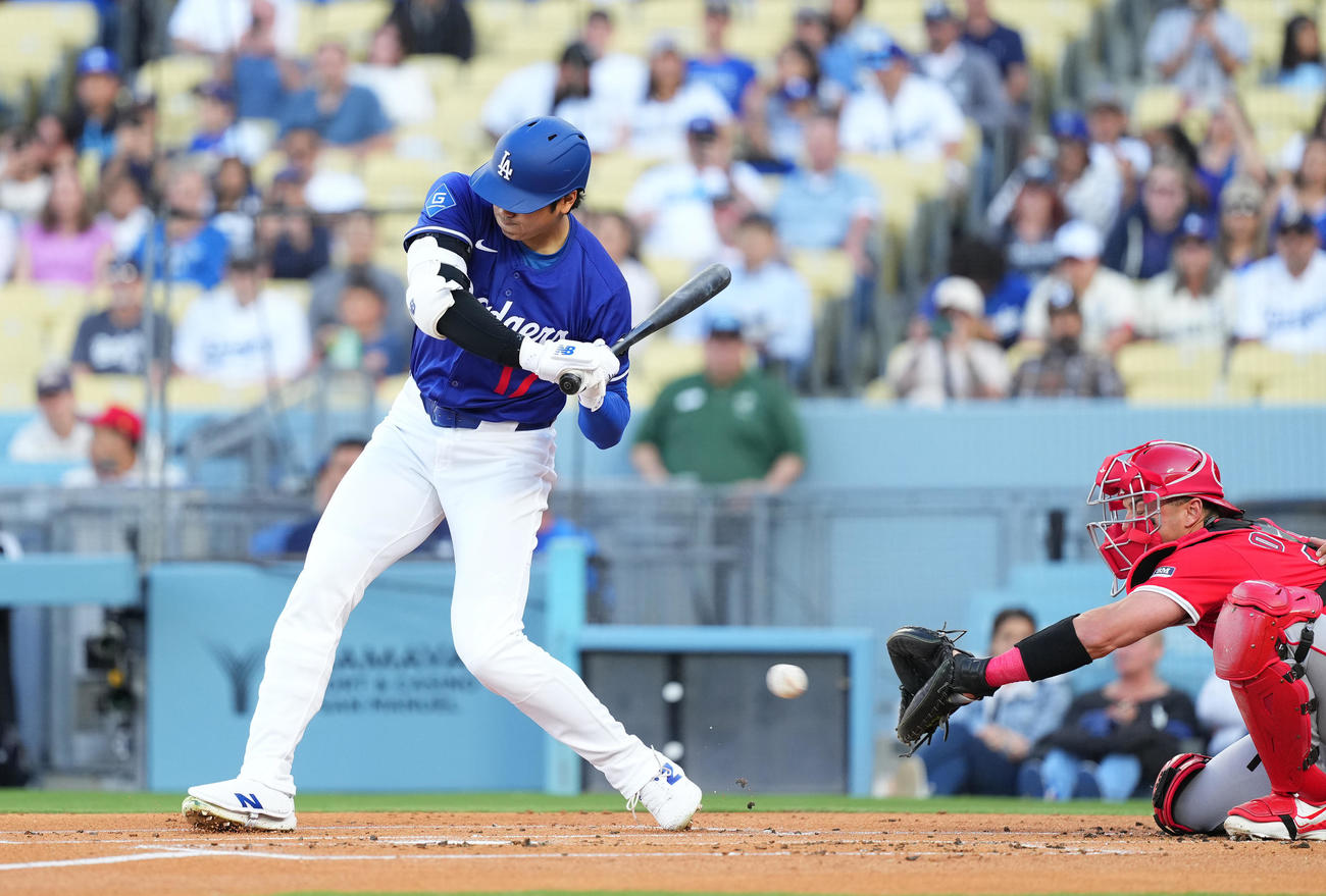 オープン戦・ドジャース対エンゼルス　1回裏ドジャース無死、四球を選ぶ大谷（撮影・菅敏）