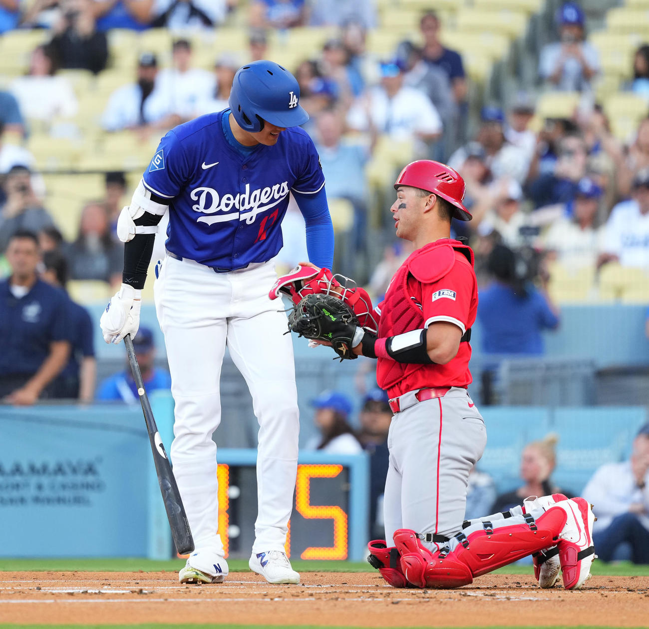オープン戦・ドジャース対エンゼルス　1回裏ドジャース無死、打席に入り、捕手オハピー（右）にあいさつする大谷（撮影・菅敏）