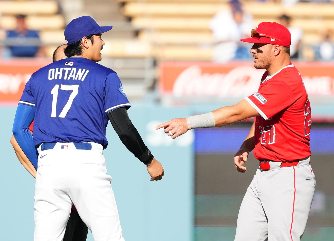 オープン戦・ドジャース対エンゼルス　試合前、エンゼルス・トラウト（右）にあいさつするドジャース大谷（撮影・菅敏）