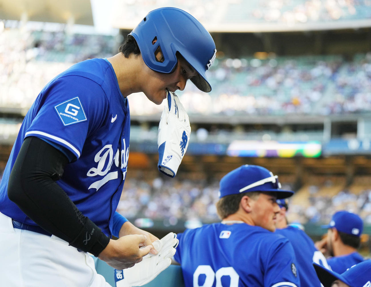 オープン戦・ドジャース対エンゼルス　4回裏ドジャース無死、二ゴロに倒れベンチに戻る大谷（撮影・菅敏）