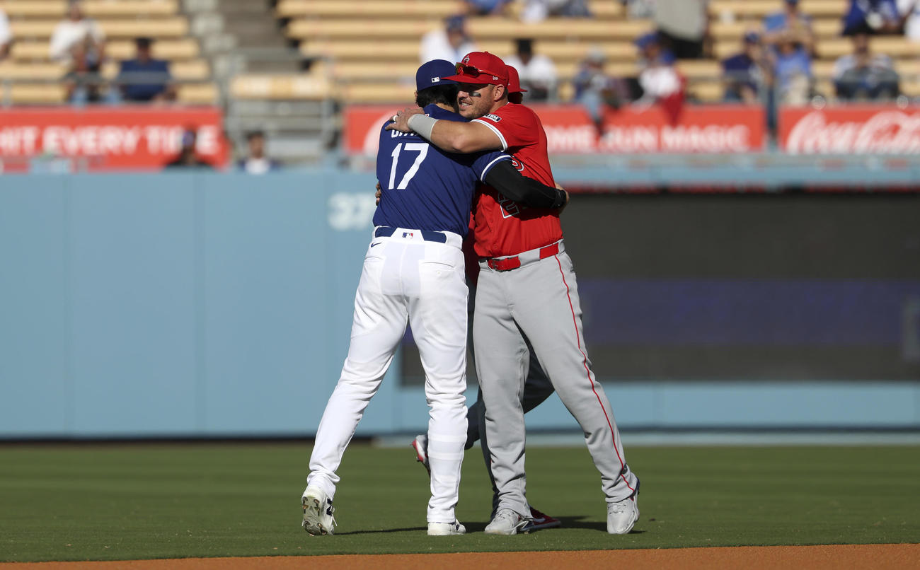 試合前、エンゼルスのトラウト（右）とハグするドジャース大谷（AP）