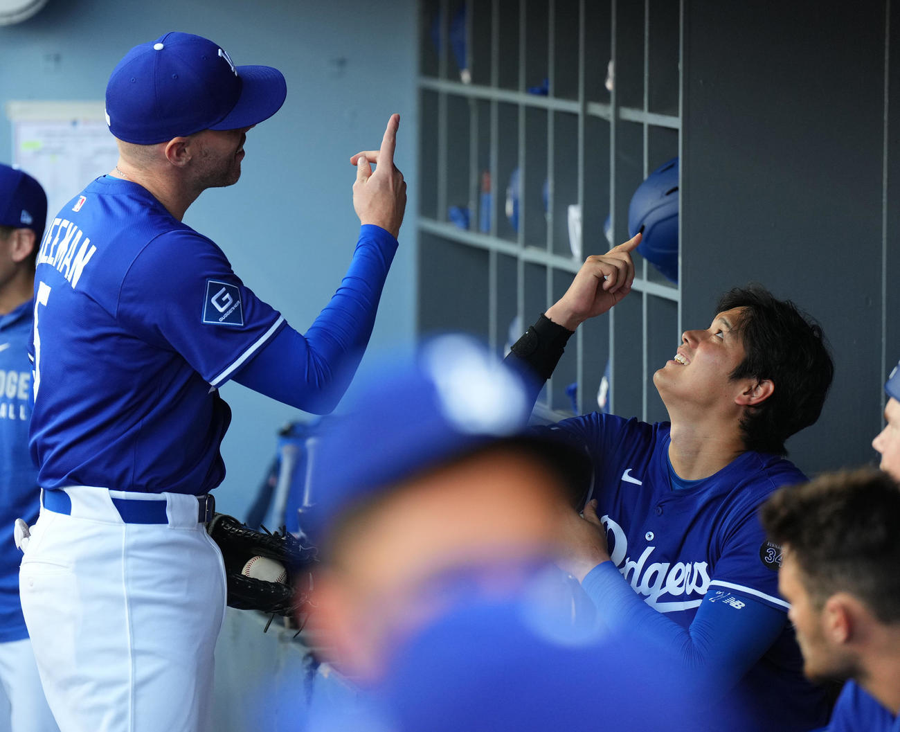 ドジャース対エンゼルス　試合前、フリーマン（左）とポーズをとるドジャース大谷（撮影・菅敏）